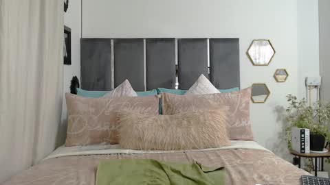 Olwemihla Brown online show from December 2024 04:29:02 PM