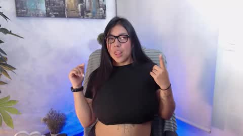 Snapshot of nataliaa_beaumont chatting on November 2025 06:43:02 PM Sara online show from November 2025 06:43:02 PM