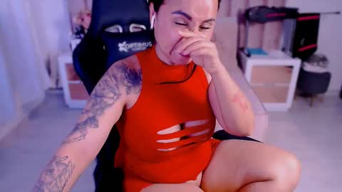 Snapshot of natural_bigass_nina chatting on November 2025 09:36:01 PM Sophia online show from November 2025 09:36:01 PM