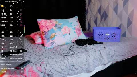 Snapshot of naturaltitss_ chatting on October 2025 07:44:01 PM Gwen online show from October 2025 07:44:01 PM