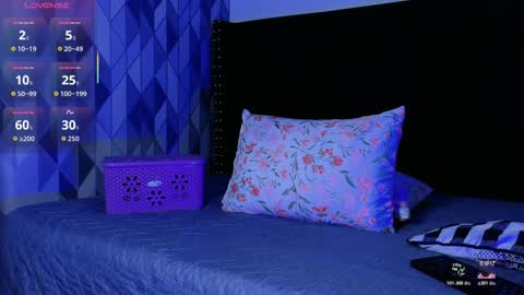 Snapshot of naturaltitss_ chatting on November 2025 07:13:01 PM Gwen online show from November 2025 07:13:01 PM