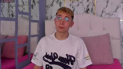 Christopher  Chris online show from November 2025 01:25:02 PM