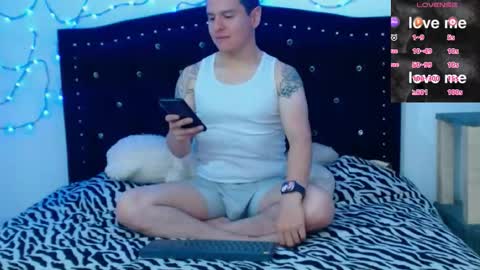 Snapshot of naughtylovers1617 chatting on October 2025 05:02:02 AM RED AND BLUE online show from October 2025 05:02:02 AM