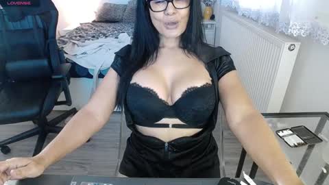 Snapshot of nauty_leila chatting on December 2024 12:31:01 PM KimBeee online show from December 2024 12:31:01 PM