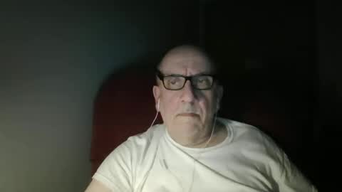 Snapshot of needlesslove chatting on April 2026 01:23:02 AM Tom online show from April 2026 01:23:02 AM
