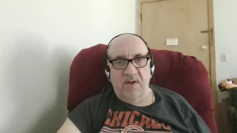 Snapshot of needlesslove chatting on May 2026 09:32:02 PM Tom online show from May 2026 09:32:02 PM