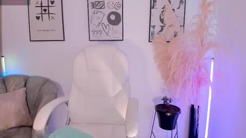 Nia online show from November 2025 01:22:01 PM