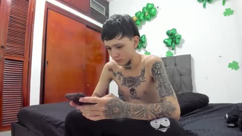 Snapshot of nick_straightboy chatting on May 2026 04:18:02 AM Nick online show from May 2026 04:18:02 AM