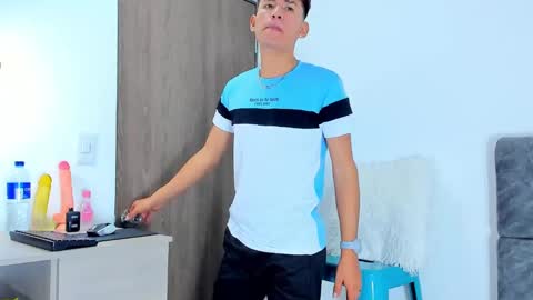 Snapshot of nicolastorres__ chatting on November 2025 04:23:02 AM nicolastorres__ online show from November 2025 04:23:02 AM