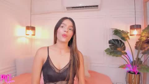 Snapshot of nicole_whitee chatting on February 2026 07:43:01 PM N A T A L I A online show from February 2026 07:43:01 PM