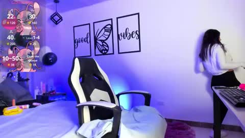 nicolee millerr online show from October 2025 12:09:01 PM