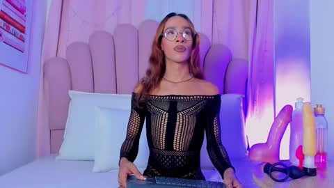 nicolemadrird online show from November 2025 06:51:01 PM