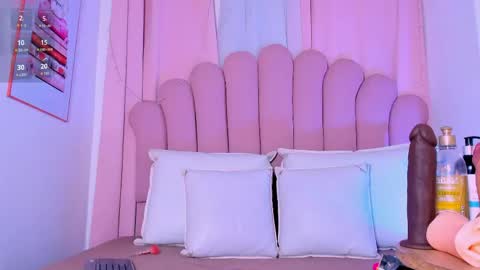 nicolemadrird online show from April 2026 02:25:01 PM