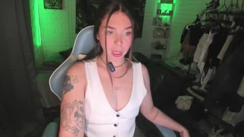 Nicol independent model online show from October 2025 09:46:02 PM