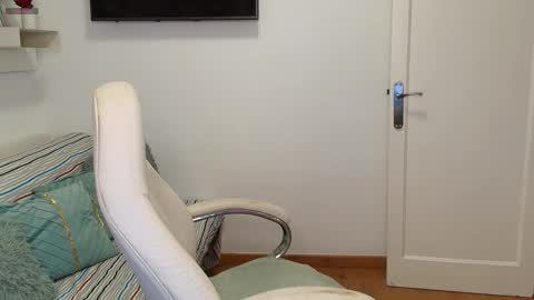 Nicolle Bustamante online show from November 2025 07:37:02 PM