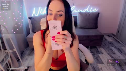 Snapshot of nikki_blondiee chatting on January 2025 07:03:01 AM nikki_blondiee online show from January 2025 07:03:01 AM
