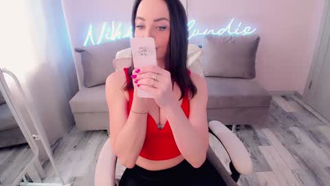 Snapshot of nikki_blondiee chatting on January 2025 04:37:02 AM nikki_blondiee online show from January 2025 04:37:02 AM