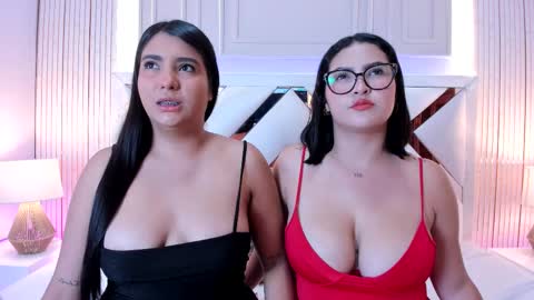Snapshot of ninablooms01 chatting on September 2025 04:12:02 AM Nina online show from September 2025 04:12:02 AM