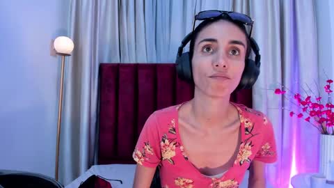 Nina online show from October 2025 06:39:01 PM