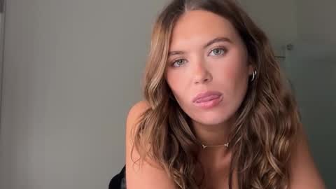 Snapshot of ninanoell chatting on November 2025 12:44:01 AM Nina online show from November 2025 12:44:01 AM