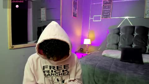 noah_smith04 online show from November 2025 01:54:02 PM