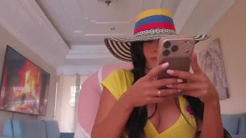 Snapshot of noemibcnz chatting on June 2026 03:35:02 PM In instagram dayhannanoemi online show from June 2026 03:35:02 PM