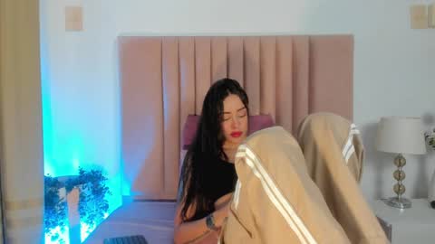 Snapshot of nora_dasilva chatting on January 2025 10:07:02 PM Nora Da Silva online show from January 2025 10:07:02 PM