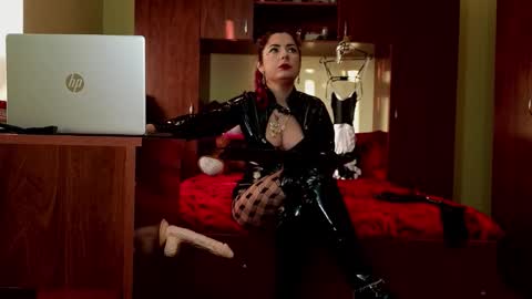 Snapshot of nora_red chatting on January 2026 02:00:01 PM QueenManifest online show from January 2026 02:00:01 PM