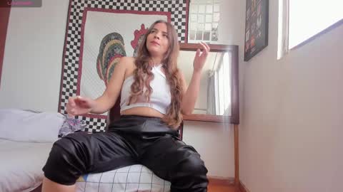 Snapshot of nyusha619933 chatting on December 2024 01:00:01 PM Laura nyu online show from December 2024 01:00:01 PM