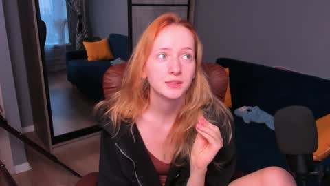 Snapshot of oddlyfamiliar chatting on January 2025 01:17:02 PM Call me Bee online show from January 2025 01:17:02 PM