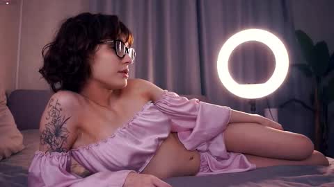 Snapshot of odettehatt chatting on November 2025 07:25:01 PM Thea online show from November 2025 07:25:01 PM