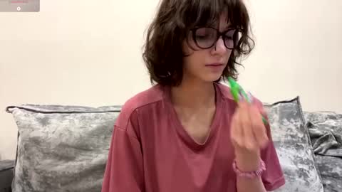 Snapshot of odettehatt chatting on February 2026 04:11:01 AM Thea online show from February 2026 04:11:01 AM