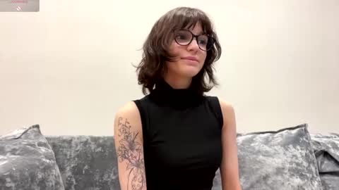 Snapshot of odettehatt chatting on February 2026 04:11:01 AM Thea online show from February 2026 04:11:01 AM