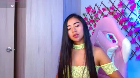 Snapshot of oficialraquel chatting on November 2025 02:55:02 AM Raquel online show from November 2025 02:55:02 AM