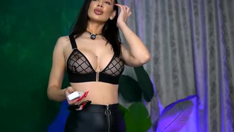 Julia online show from October 2025 04:02:01 AM