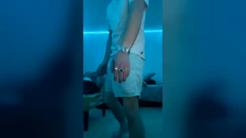 W online show from December 2025 12:18:01 AM