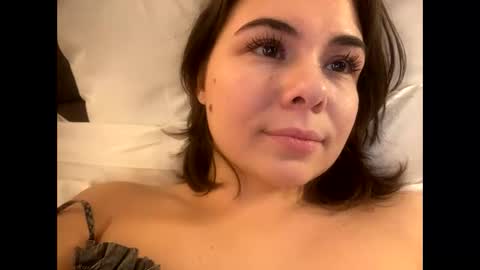 Snapshot of olivepeach chatting on February 2025 07:38:02 PM Oil online show from February 2025 07:38:02 PM