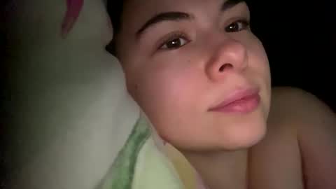 Snapshot of olivepeach chatting on November 2025 12:25:01 PM Oil online show from November 2025 12:25:01 PM