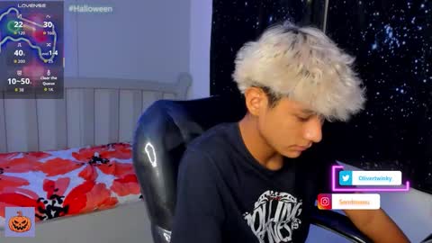 Snapshot of olivertwinky_ chatting on October 2025 10:54:02 PM Oliver online show from October 2025 10:54:02 PM