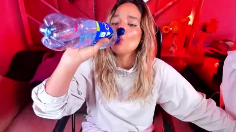 Snapshot of olivia_fox69 chatting on November 2025 04:01:02 AM OLIVIA online show from November 2025 04:01:02 AM