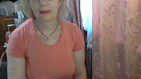 Snapshot of olivia_mia25 chatting on June 2026 06:02:01 AM Olivia Mia online show from June 2026 06:02:01 AM