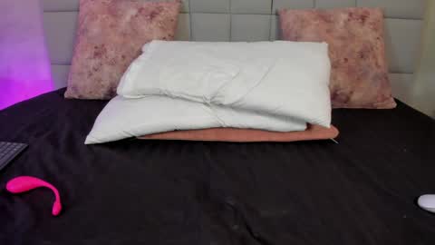 Snapshot of olivia_sinclair chatting on April 2026 01:41:01 PM Olivia online show from April 2026 01:41:01 PM