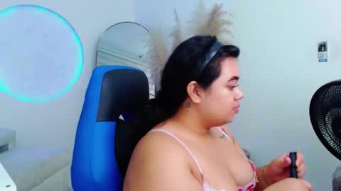 Snapshot of oliviia_cute chatting on October 2025 05:37:01 AM oliviia_cute online show from October 2025 05:37:01 AM