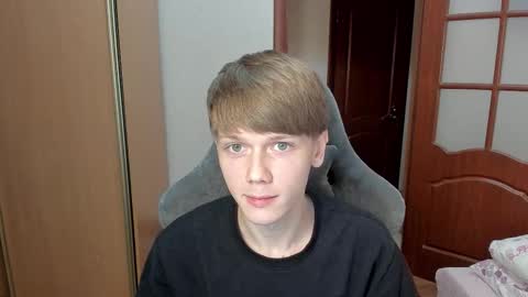 Snapshot of olvr_zoolander chatting on January 2026 07:39:01 PM Oliver and Mira online show from January 2026 07:39:01 PM