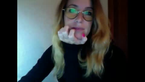 olyra11 online show from October 2025 05:55:02 PM