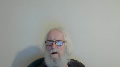 Snapshot of onanister chatting on October 2025 08:08:02 PM Somewhere over the rainbow online show from October 2025 08:08:02 PM