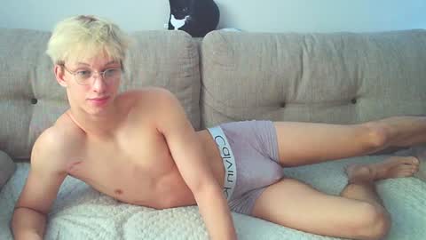 Snapshot of ostin_meoww chatting on December 2024 07:39:02 AM Ostin online show from December 2024 07:39:02 AM