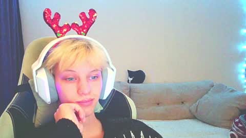 Snapshot of ostin_meoww chatting on December 2024 01:17:01 PM Ostin online show from December 2024 01:17:01 PM