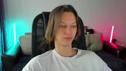 Snapshot of ostin_meoww chatting on April 2026 12:32:01 PM Ostin online show from April 2026 12:32:01 PM