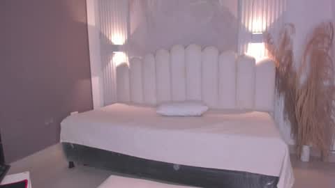 pamela online show from November 2025 08:00:01 PM